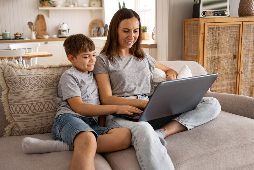 goneas mathainei sto paidi tin axia ton xrimaton kai tin apotamieysi